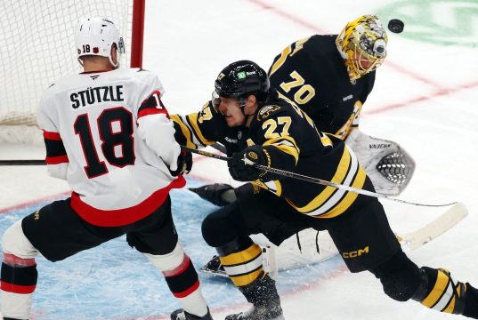 Senadores caem para o aumento dos Bruins na prorrogação